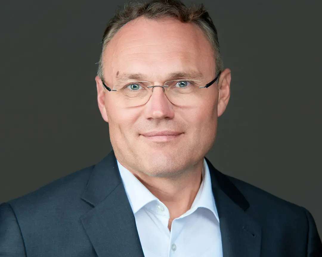 Professioneller Business-Headshot f&uuml;r LinkedIn, fotografiert von Rainer M&uuml;ller Fotografie in Ha&szlig;furt.